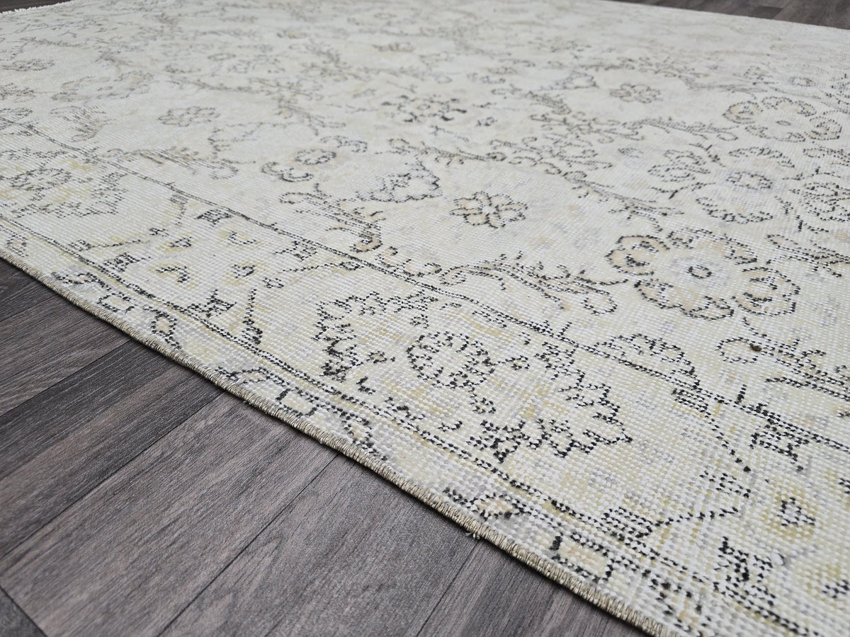 Hand Knotted Vintage Turkish Area Rug – 5.25x8.70 ft | Faded Cream, Distressed Oriental Carpet