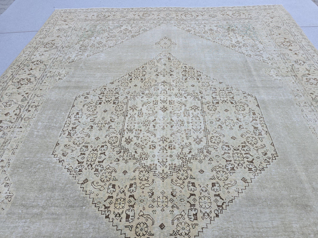 10x13 Hand-Knotted Oushak Rug: Vintage Turkish Wool Carpet