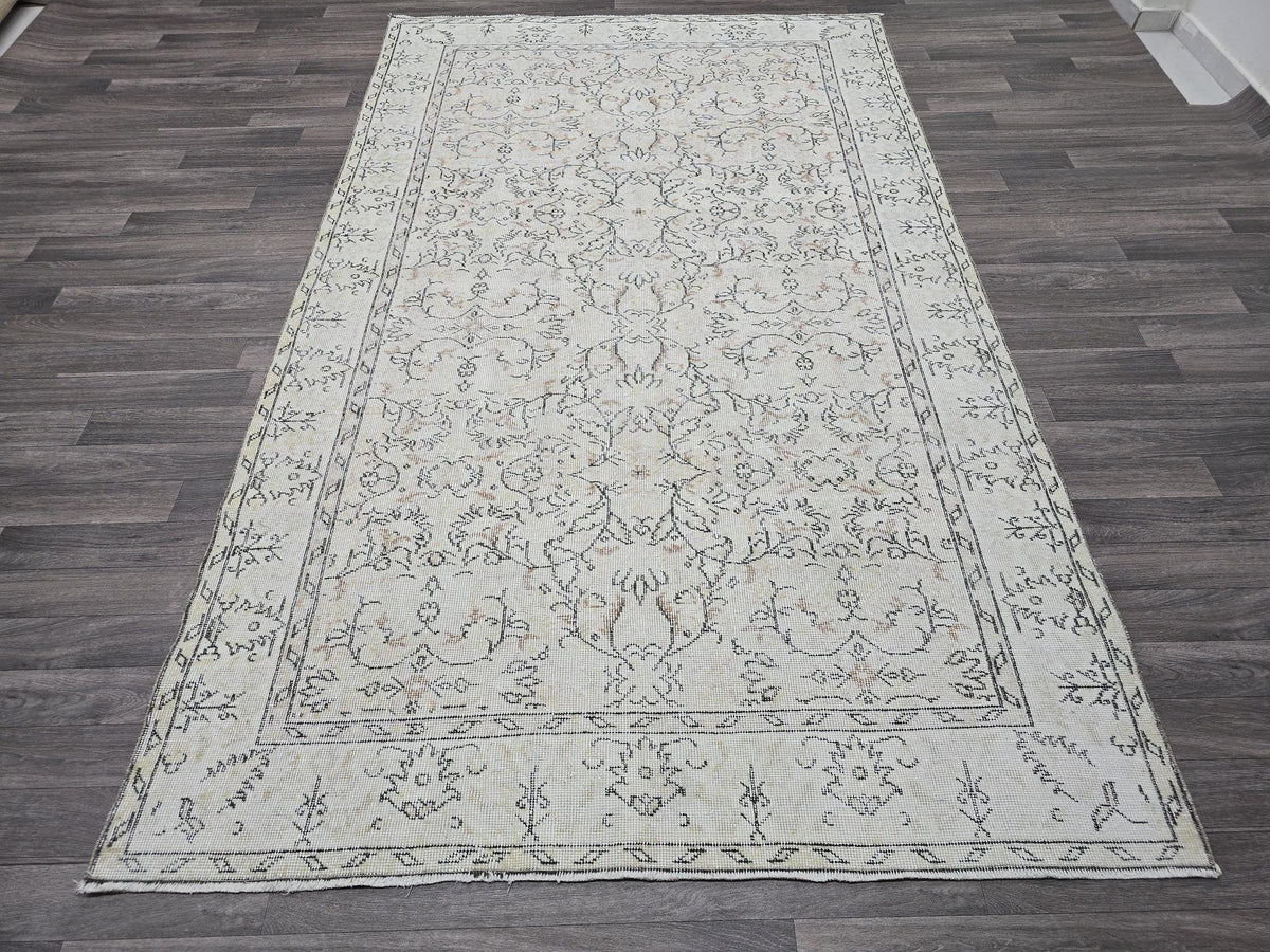 5x9 Vintage Turkish Wool Rug: Hand Knotted Oushak Isparta