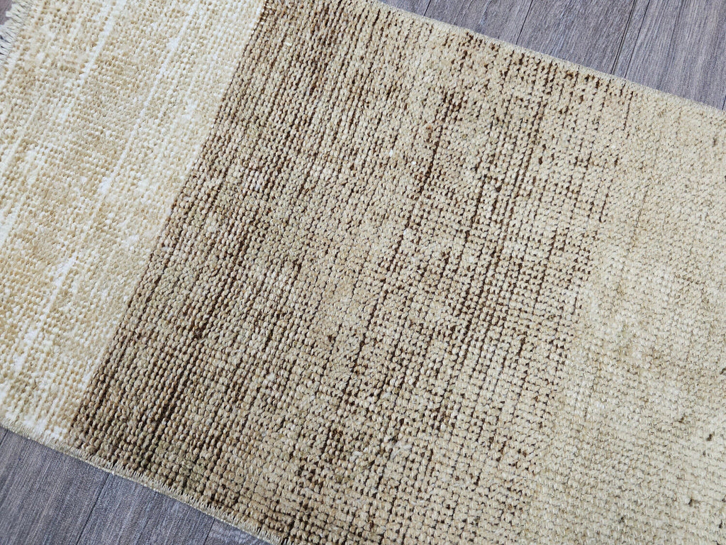 Vintage Oushak Wool Rug: Neutral Turkish Bath Mat (20x35 inches)