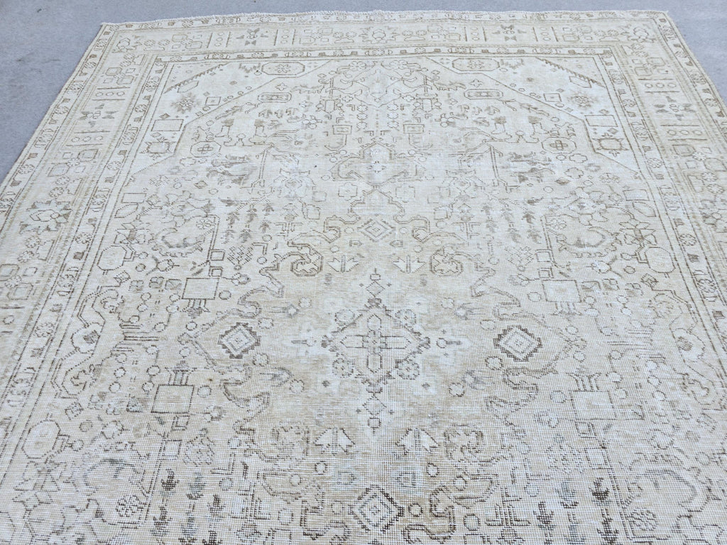 Vintage Rug 8x11, Soft Oatmeal Medallion Turkish Carpet, Faded Neutral Wool Area Rug, Living Room Bedroom Boho Farmhouse