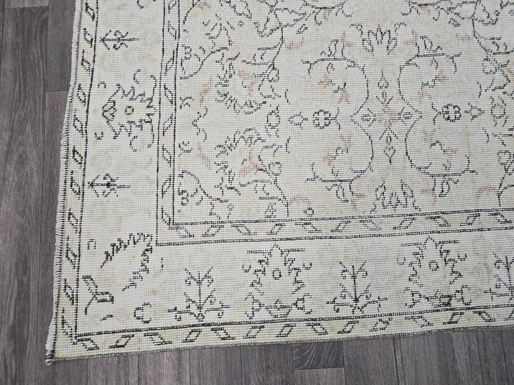 5x9 Vintage Turkish Wool Rug: Hand Knotted Oushak Isparta