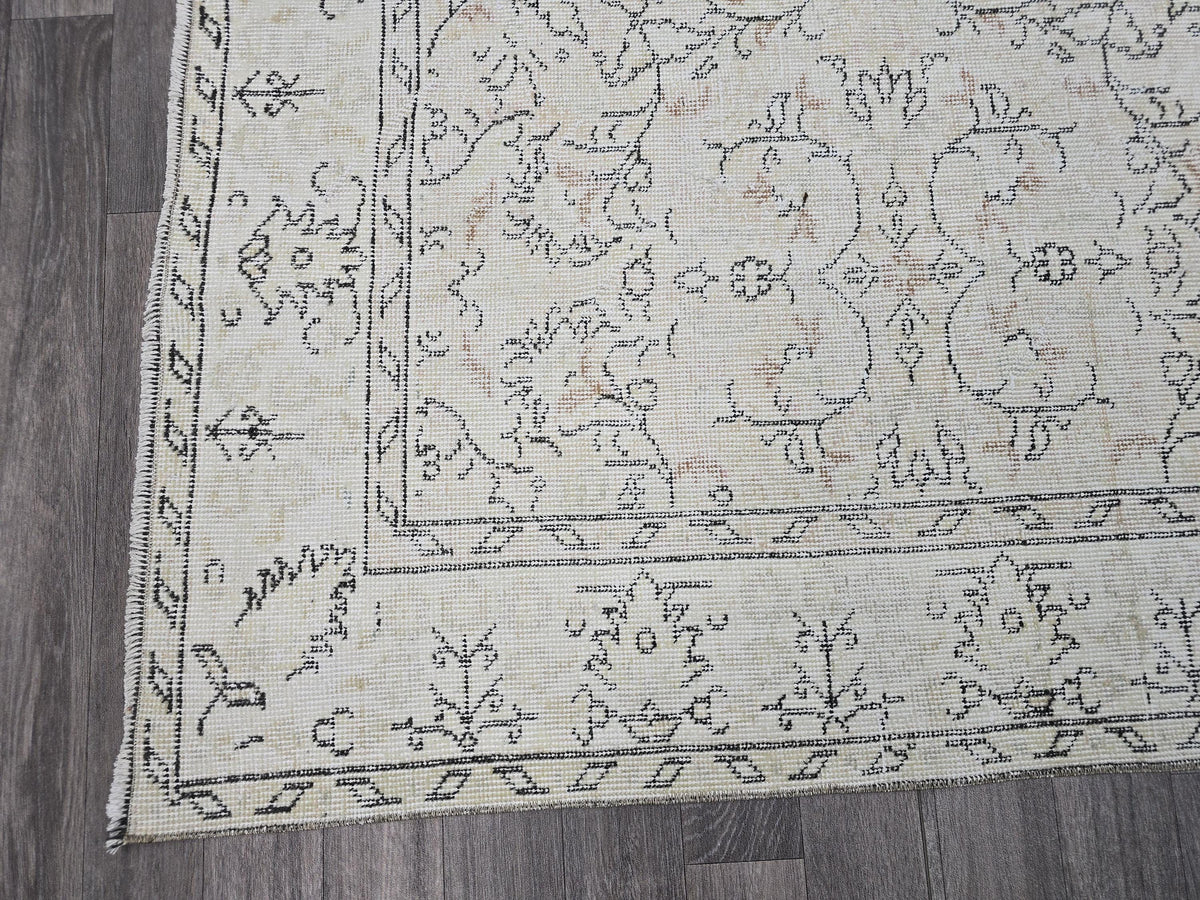 5x9 Vintage Turkish Wool Rug: Hand Knotted Oushak Isparta