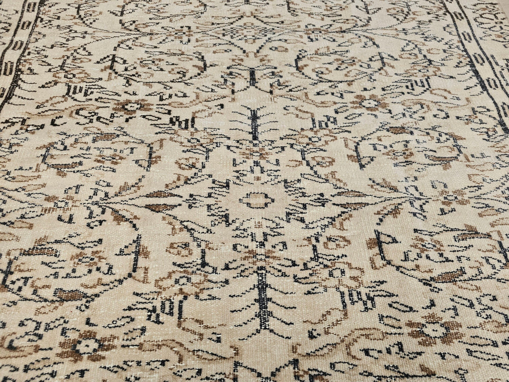 Cream Floral Oushak Rug: 5x9 Vintage Hand-Knotted Turkish Wool