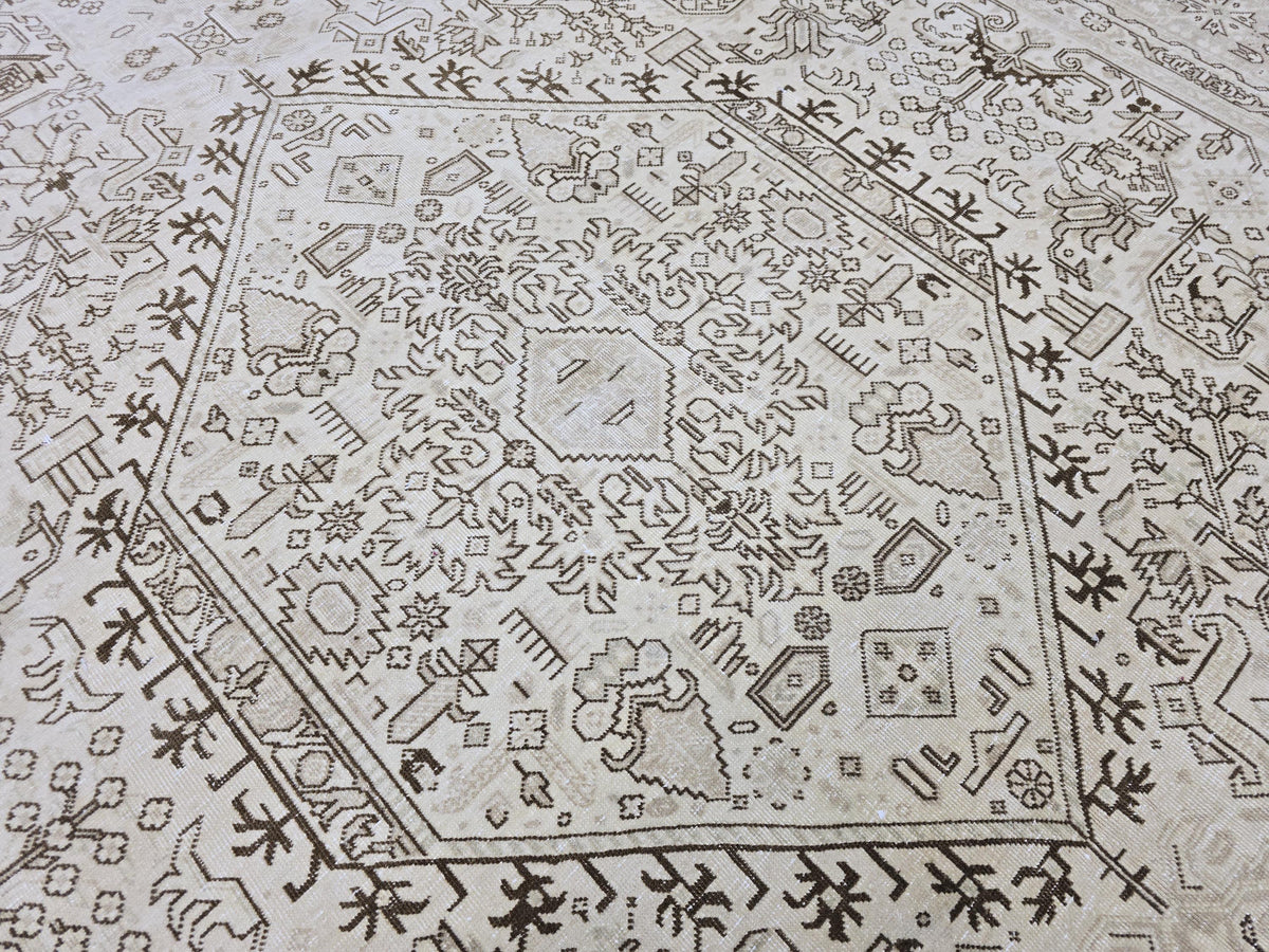 Hand Knotted Wool Rug (8x11 ft): Vintage Heriz Geometric Design