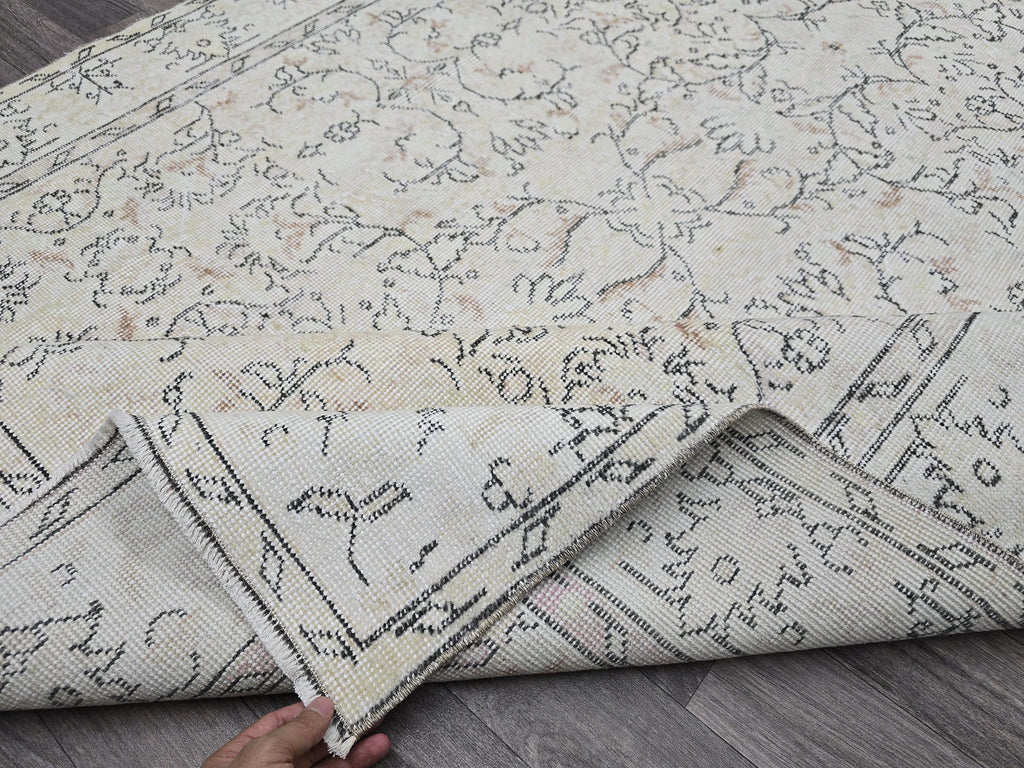 5x9 Vintage Turkish Wool Rug: Hand Knotted Oushak Isparta