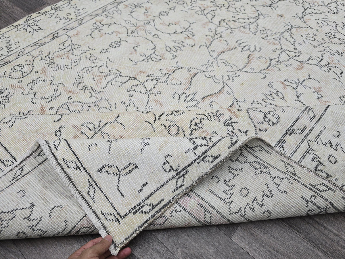 5x9 Vintage Turkish Wool Rug: Hand Knotted Oushak Isparta