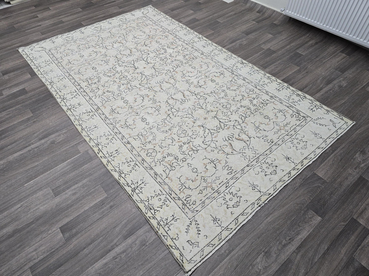 5x9 Vintage Turkish Wool Rug: Hand Knotted Oushak Isparta