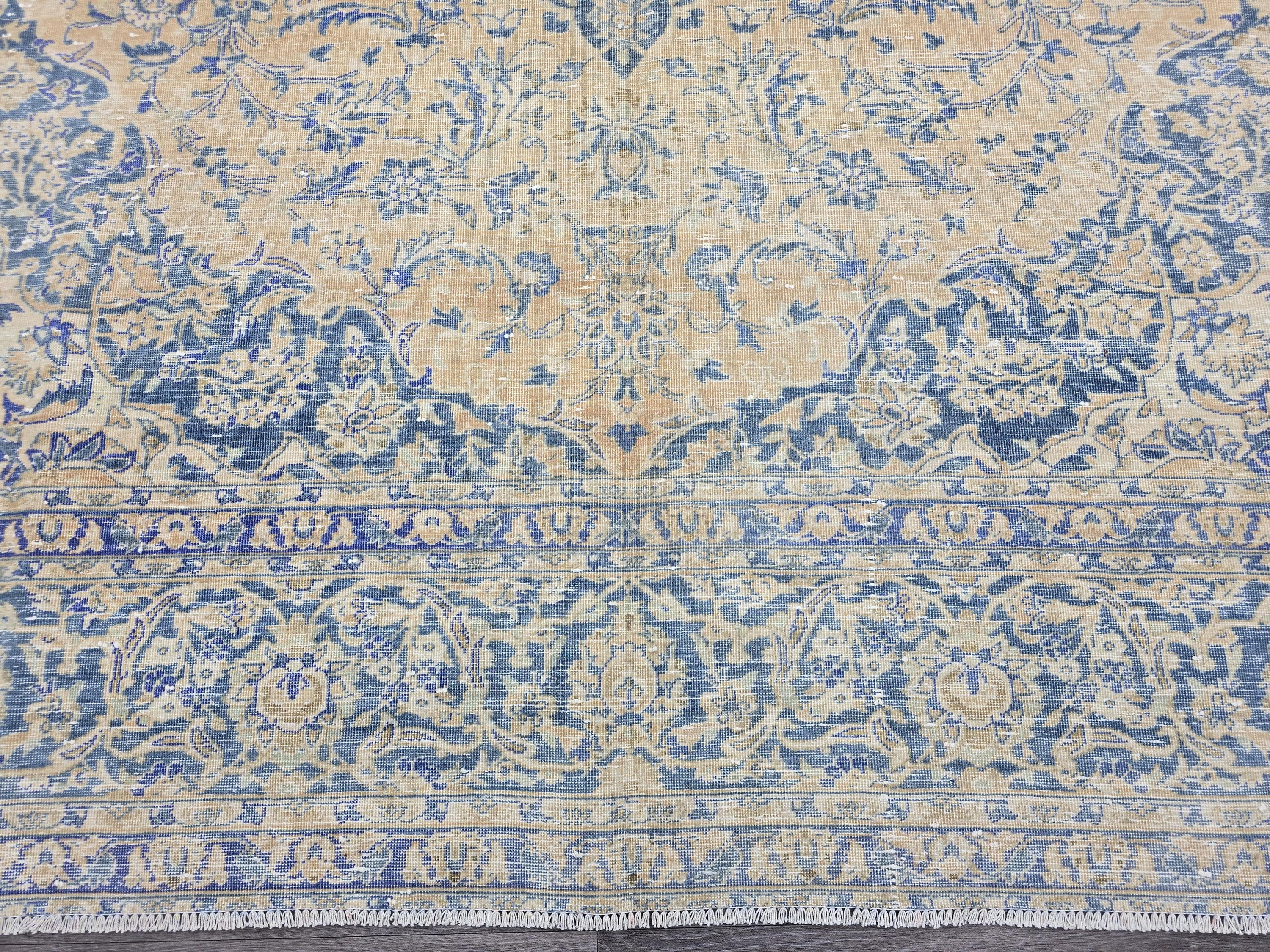 Vintage Handwoven Anatolian Keshan Rug: Cream & Blue Wool Carpet (9.2x12.9 ft)