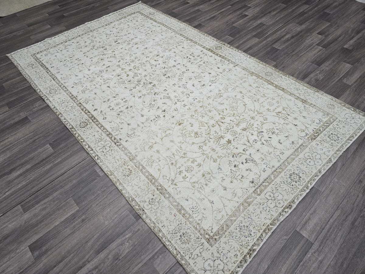Vintage Turkish Wool Rug: 5.6x9.3 ft, Beige Anatolian Oushak Carpet