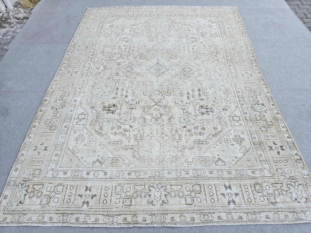 Vintage Rug 8x11, Soft Oatmeal Medallion Turkish Carpet, Faded Neutral Wool Area Rug, Living Room Bedroom Boho Farmhouse