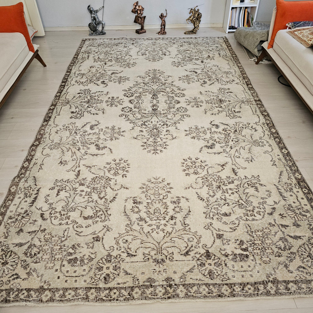 Cream Floral Turkish Rug: 5.75x10 ft Vintage Hand-Knotted Wool Isparta Oushak