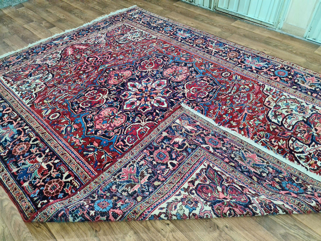 Large Hand-Knotted Heriz Rug: Antique Wool Oriental Carpet