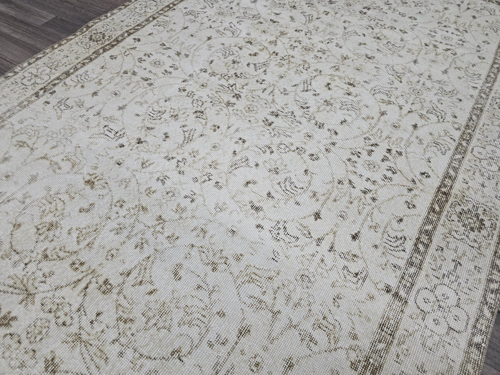 Vintage Turkish Wool Rug: 5.6x9.3 ft, Beige Anatolian Oushak Carpet