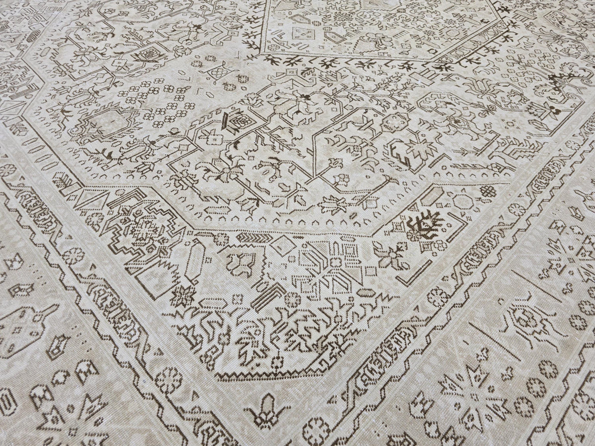 Hand Knotted Wool Rug (8x11 ft): Vintage Heriz Geometric Design