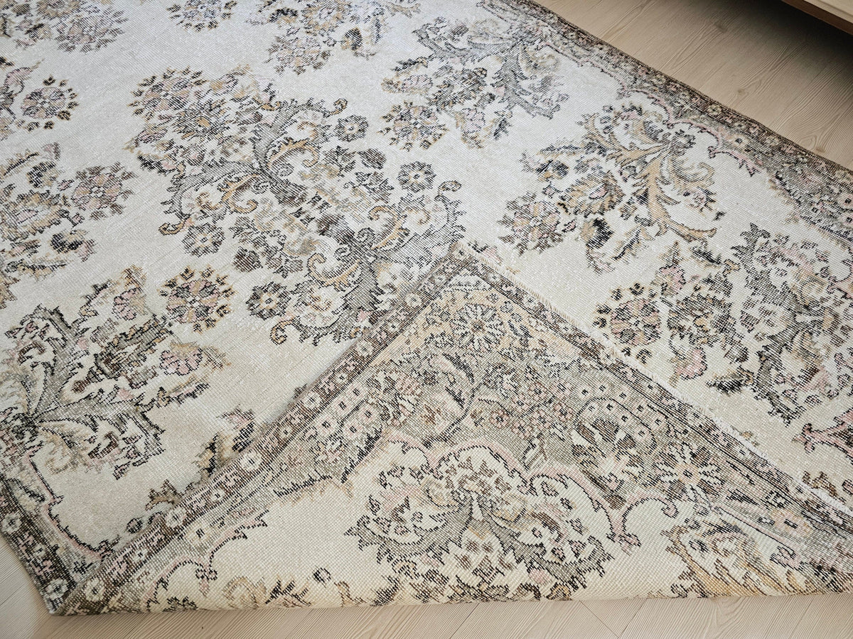 6x9 Vintage Turkish Isparta Rug: Hand-Knotted Wool Floral Carpet