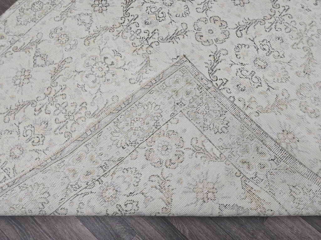 Hand Knotted Vintage Turkish Area Rug – 5.25x8.70 ft | Faded Cream, Distressed Oriental Carpet