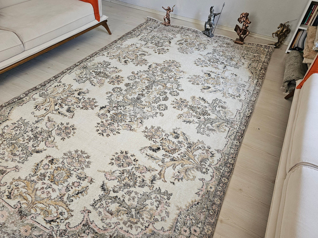 6x9 Vintage Turkish Isparta Rug: Hand-Knotted Wool Floral Carpet