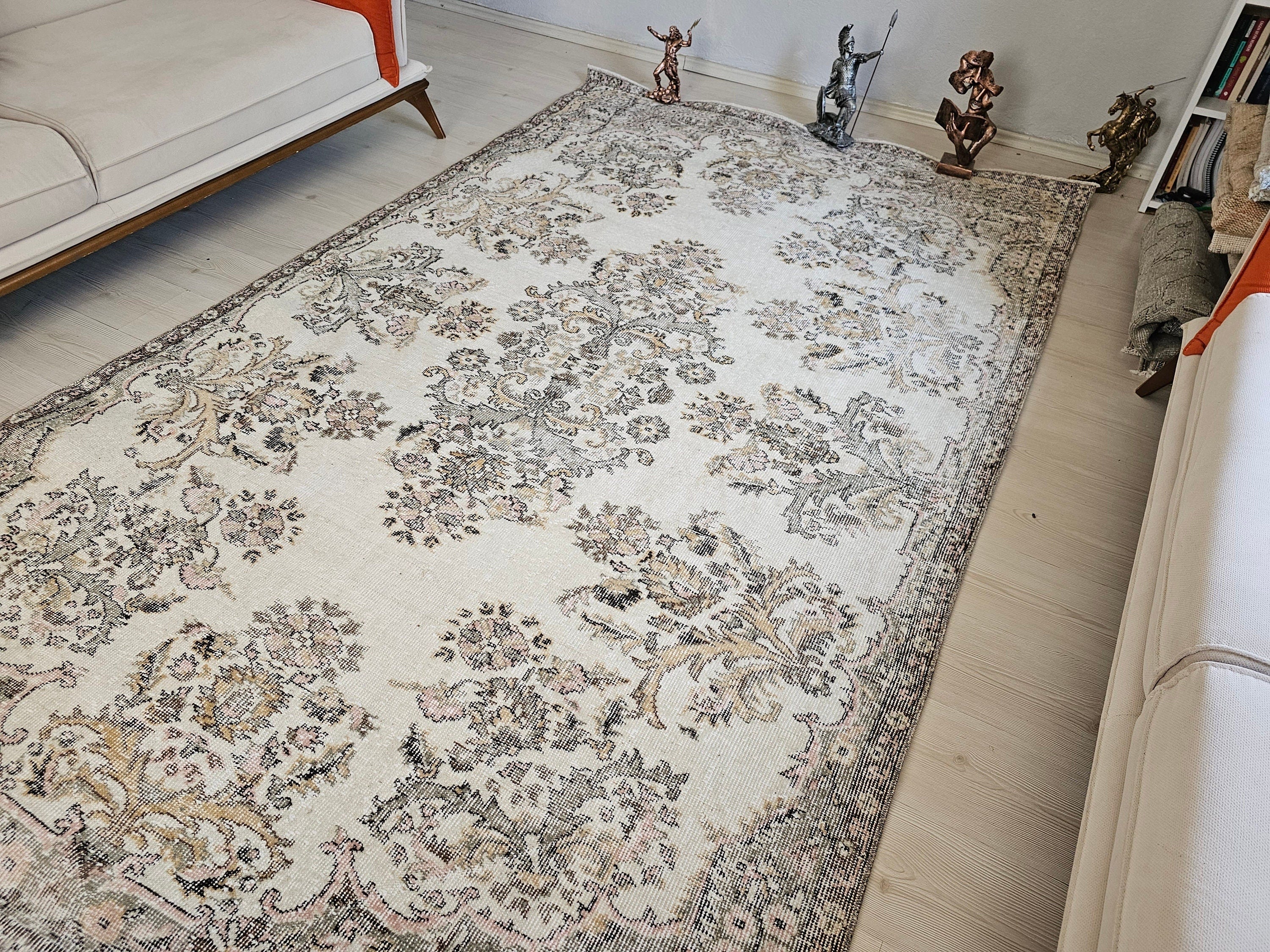6x9 Vintage Turkish Isparta Rug: Hand-Knotted Wool Floral Carpet