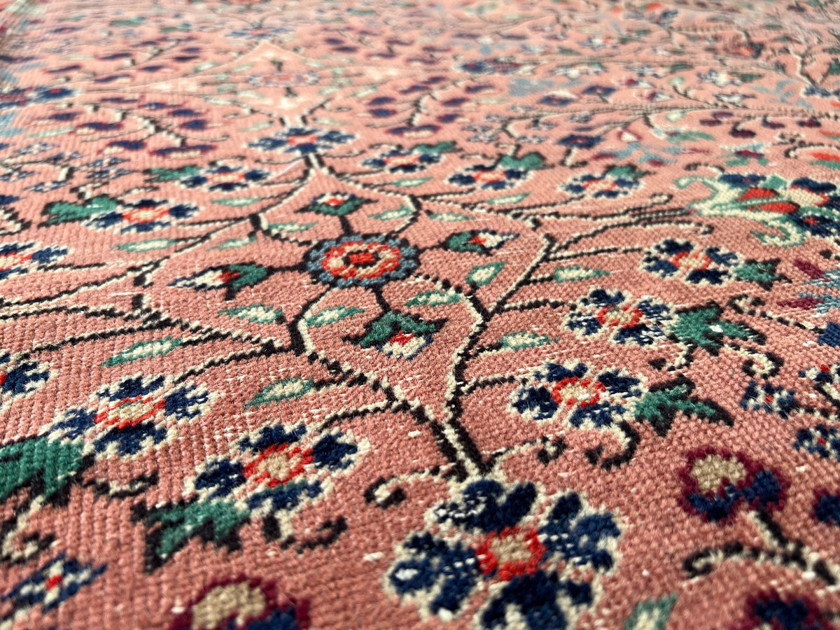 Handmade Vintage Turkish Rug / 6.7 x 9.67 feet