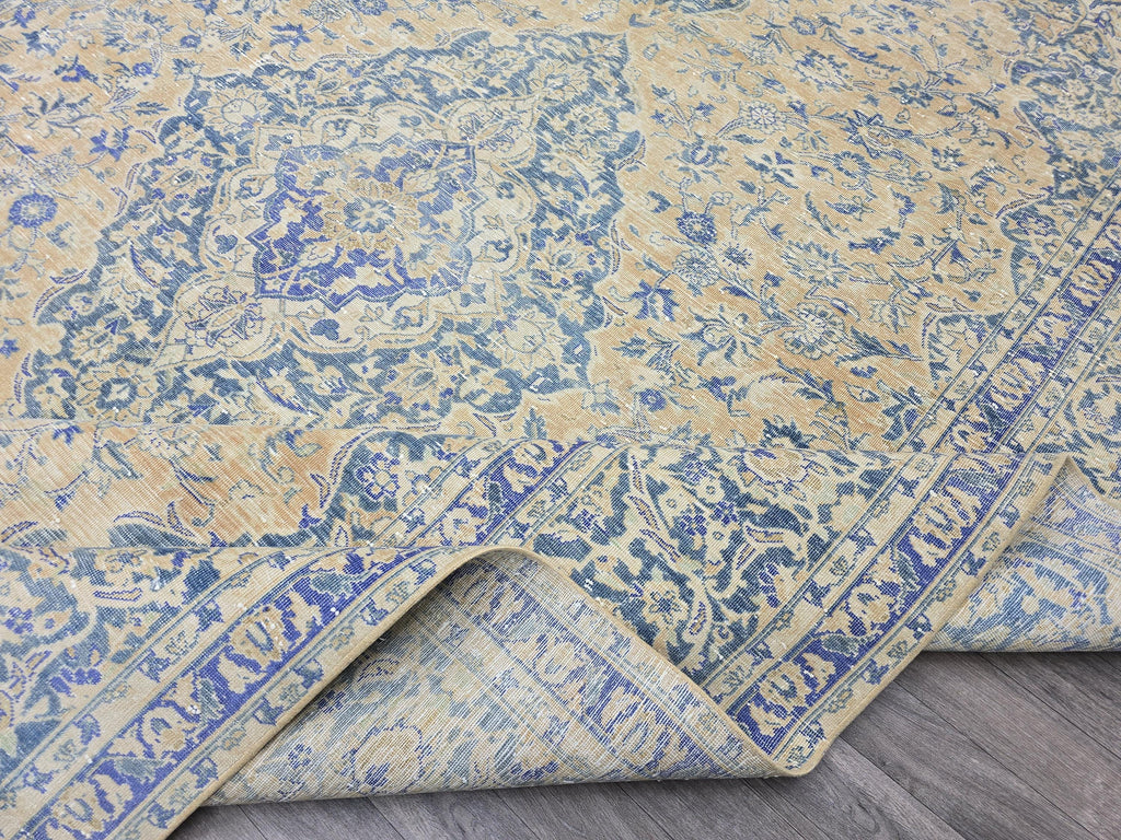Vintage Handwoven Anatolian Keshan Rug: Cream & Blue Wool Carpet (9.2x12.9 ft)