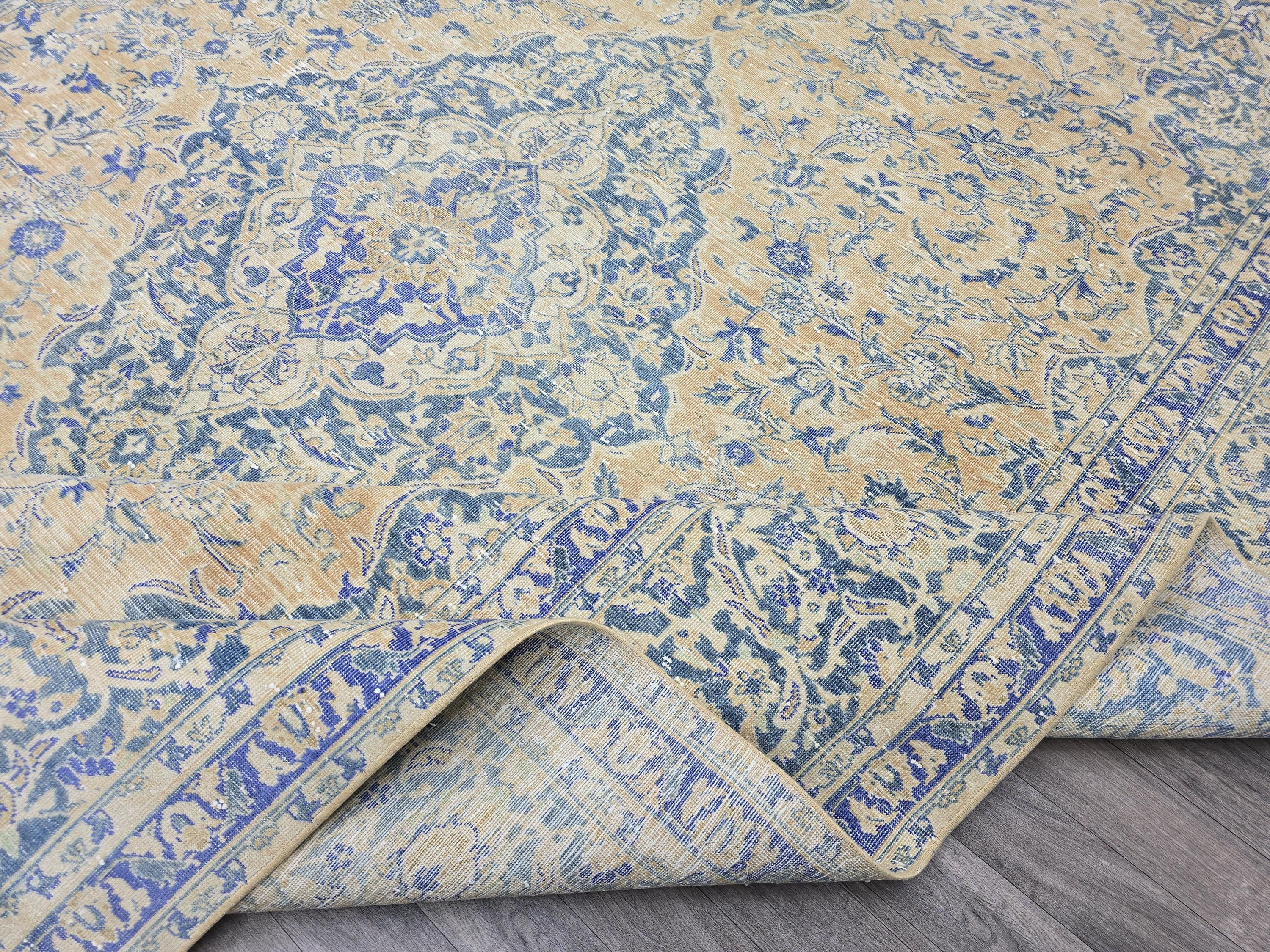 Vintage Handwoven Anatolian Keshan Rug: Cream & Blue Wool Carpet (9.2x12.9 ft)