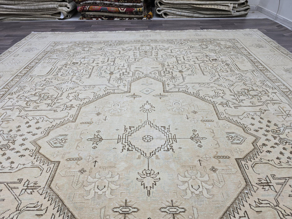 Large Vintage Turkish Oushak Rug: Handwoven Wool, Beige Geometric Medallion (9.7 x 12.25 ft)