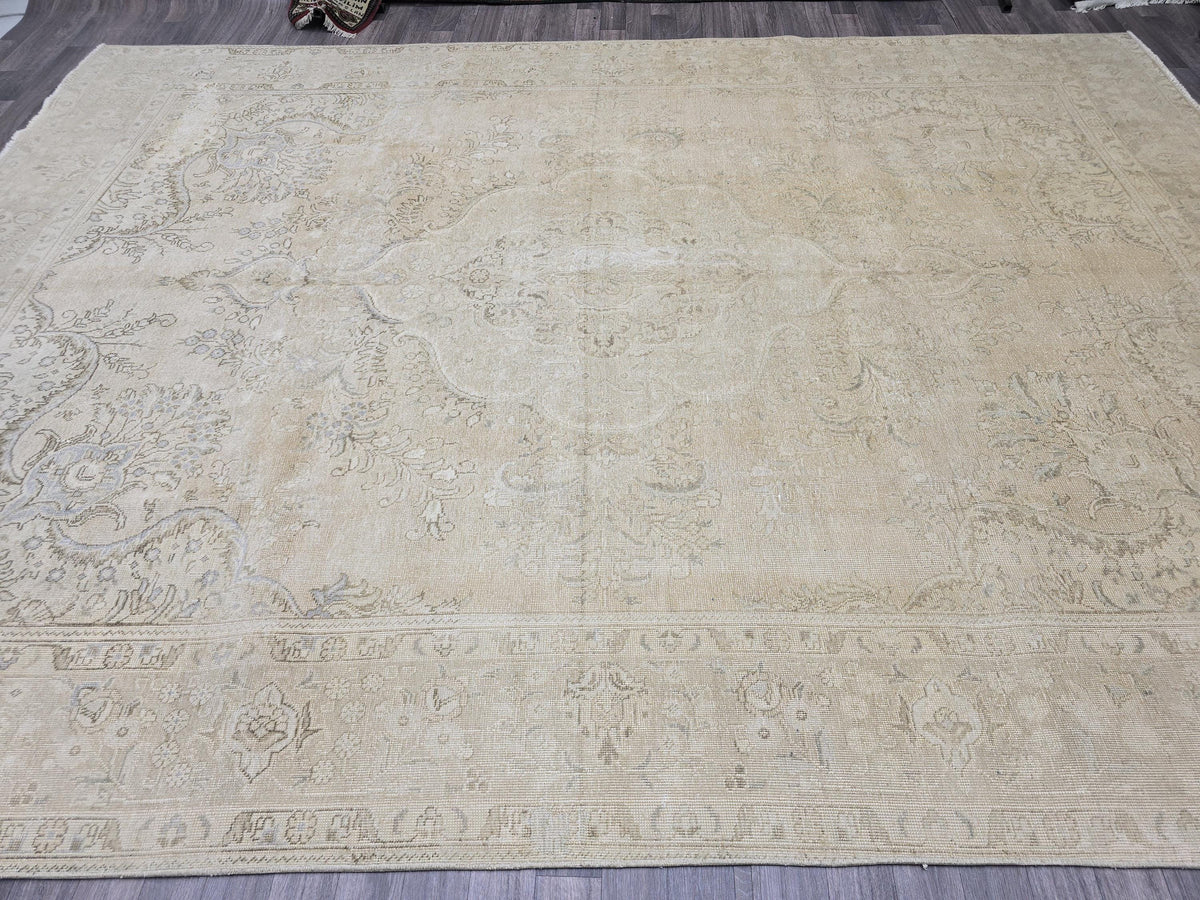 Antique Ivory Anatolian Rug 9x13: Handwoven Wool Floral Carpet