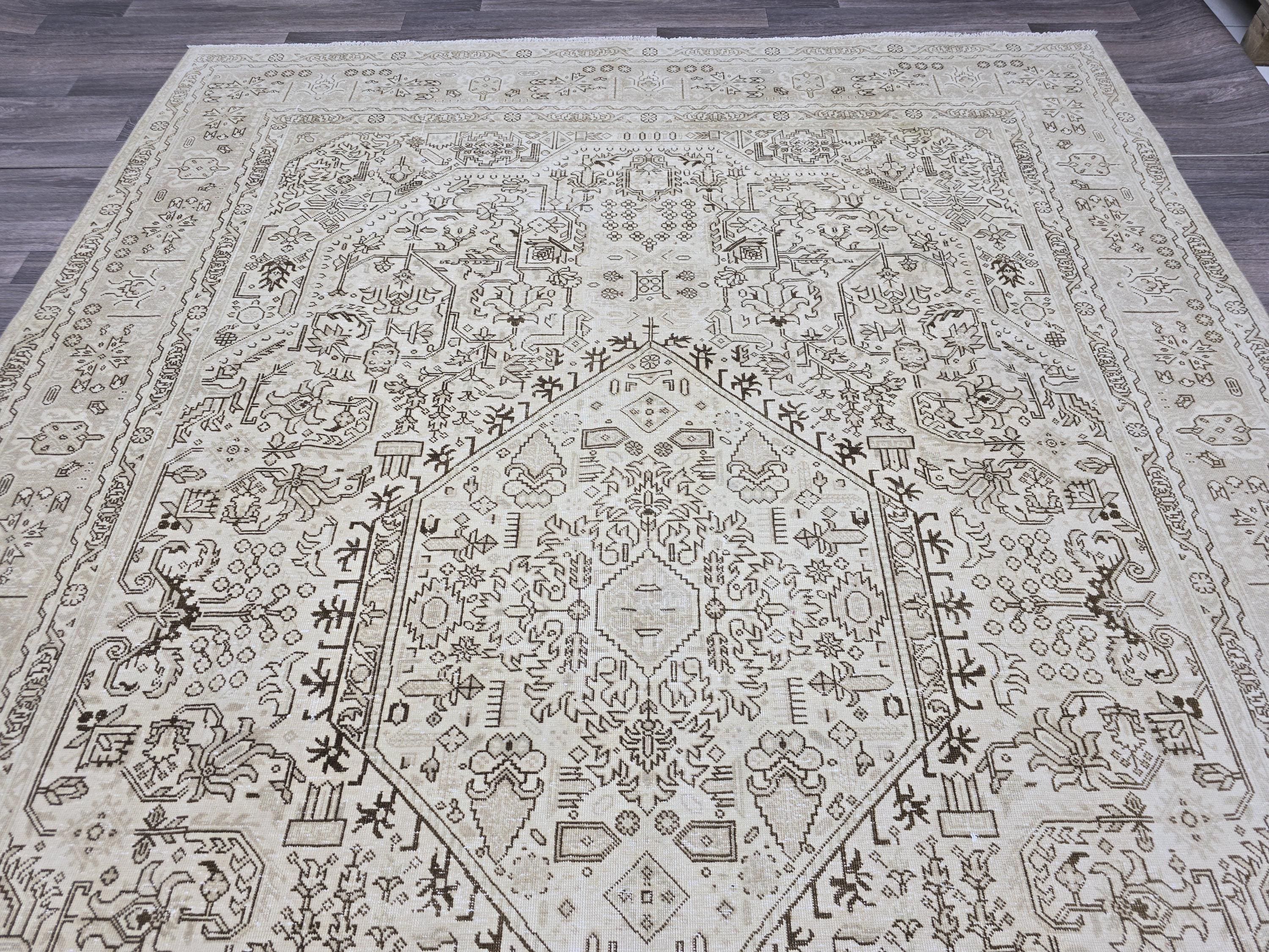 Hand Knotted Wool Rug (8x11 ft): Vintage Heriz Geometric Design
