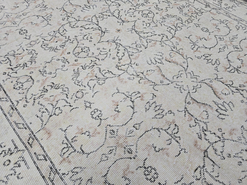 5x9 Vintage Turkish Wool Rug: Hand Knotted Oushak Isparta