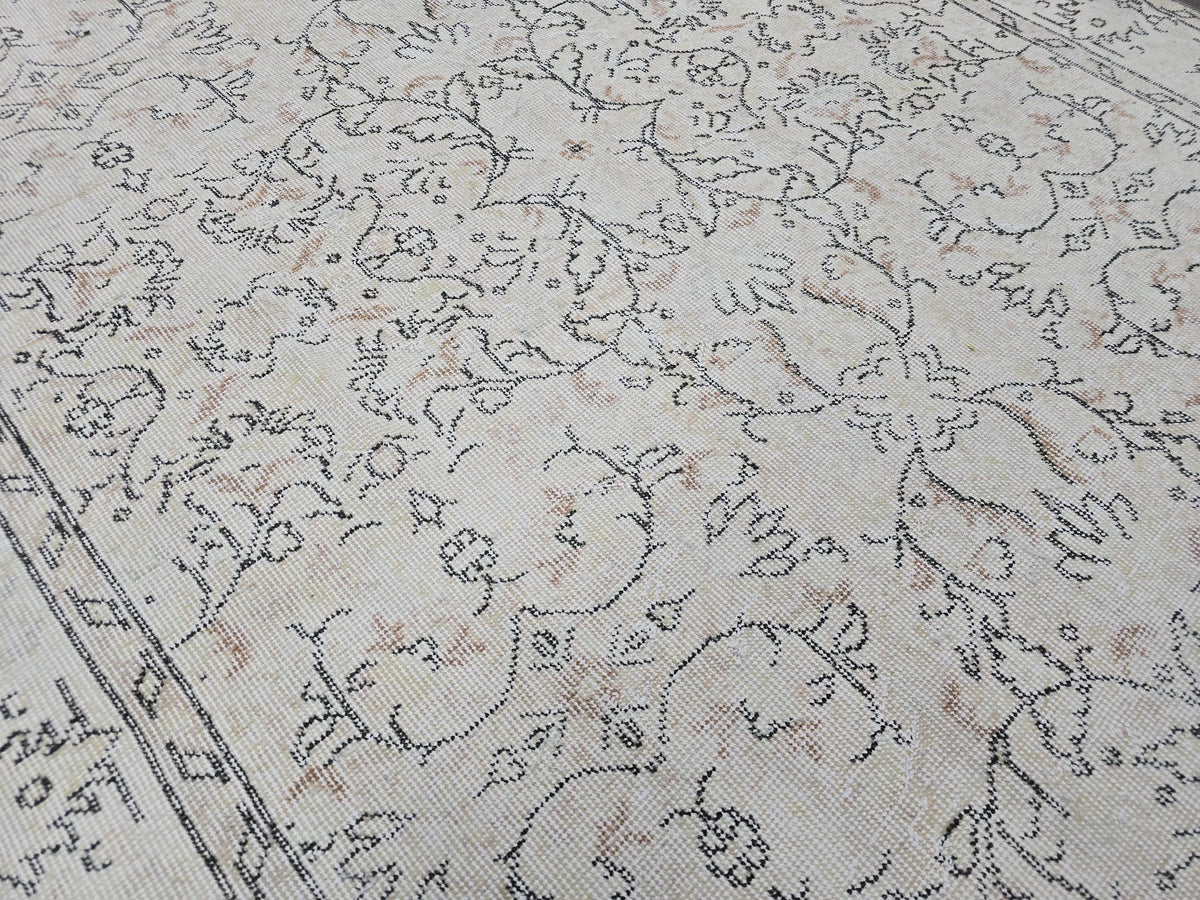 5x9 Vintage Turkish Wool Rug: Hand Knotted Oushak Isparta