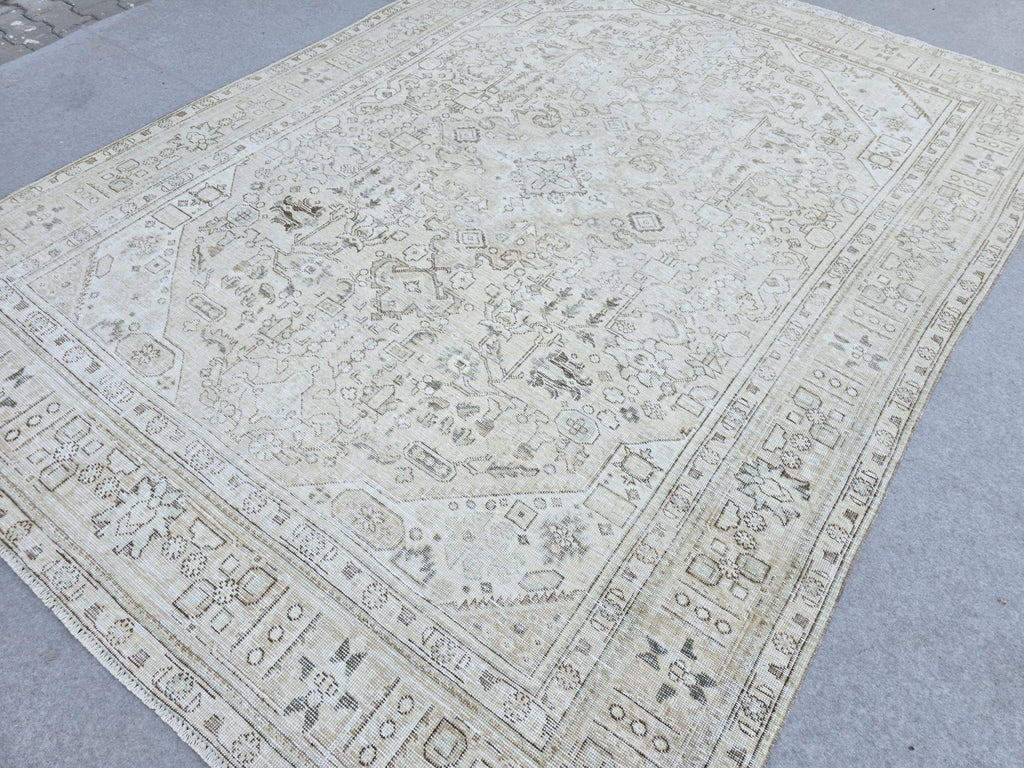 Vintage Rug 8x11, Soft Oatmeal Medallion Turkish Carpet, Faded Neutral Wool Area Rug, Living Room Bedroom Boho Farmhouse