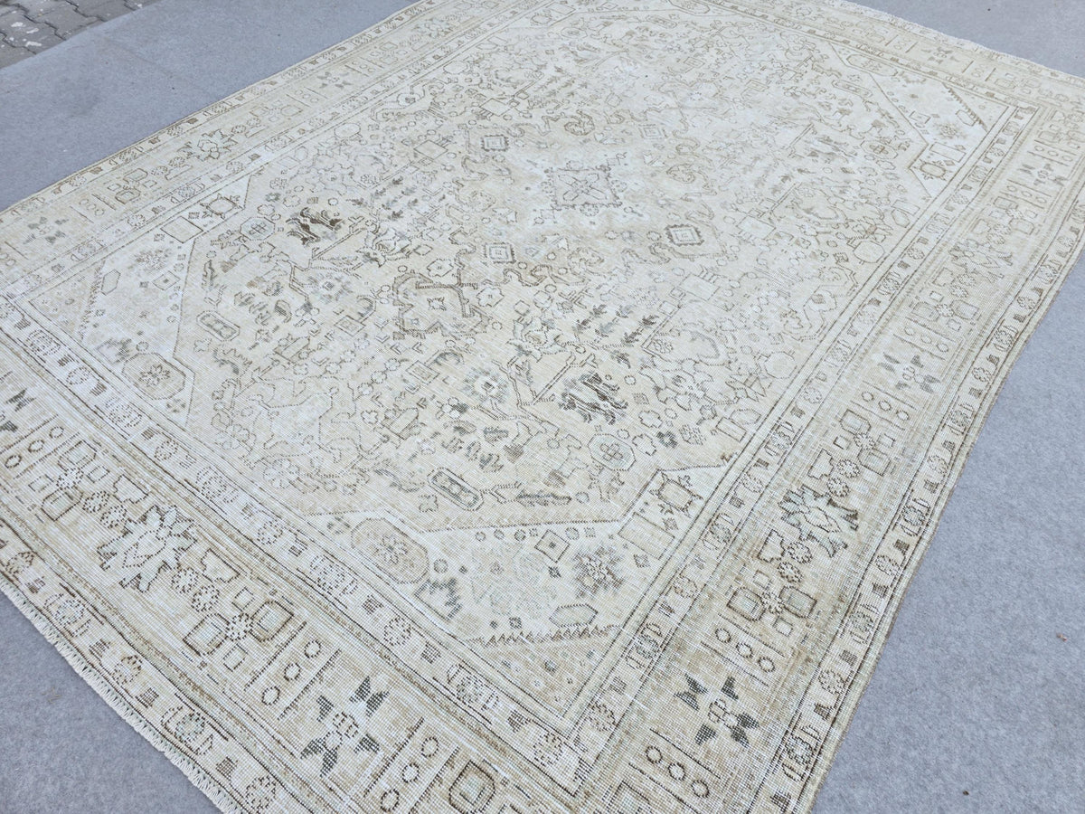 Vintage Rug 8x11, Soft Oatmeal Medallion Turkish Carpet, Faded Neutral Wool Area Rug, Living Room Bedroom Boho Farmhouse