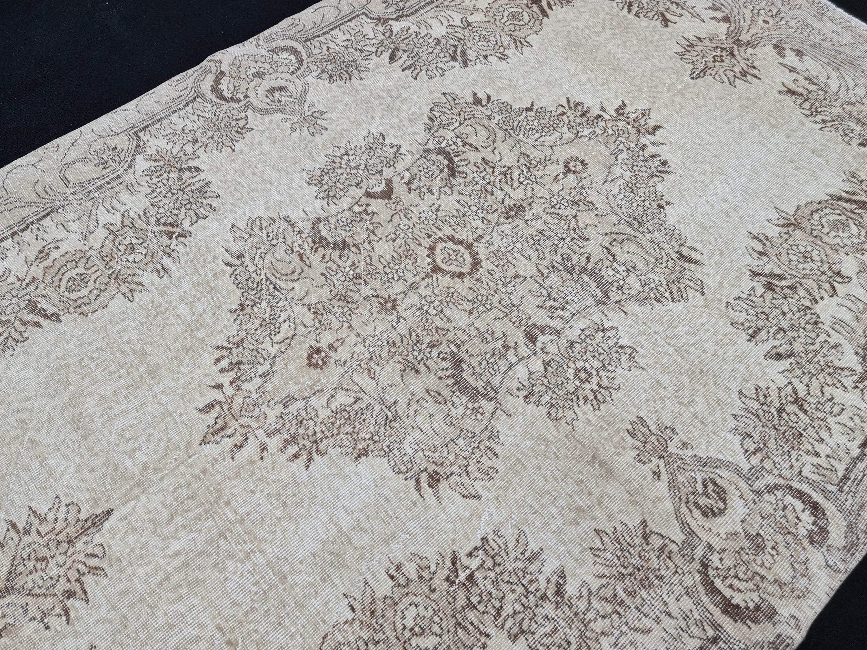 6x9 Vintage Oushak Rug: Hand-Knotted Turkish Wool Medallion Rug