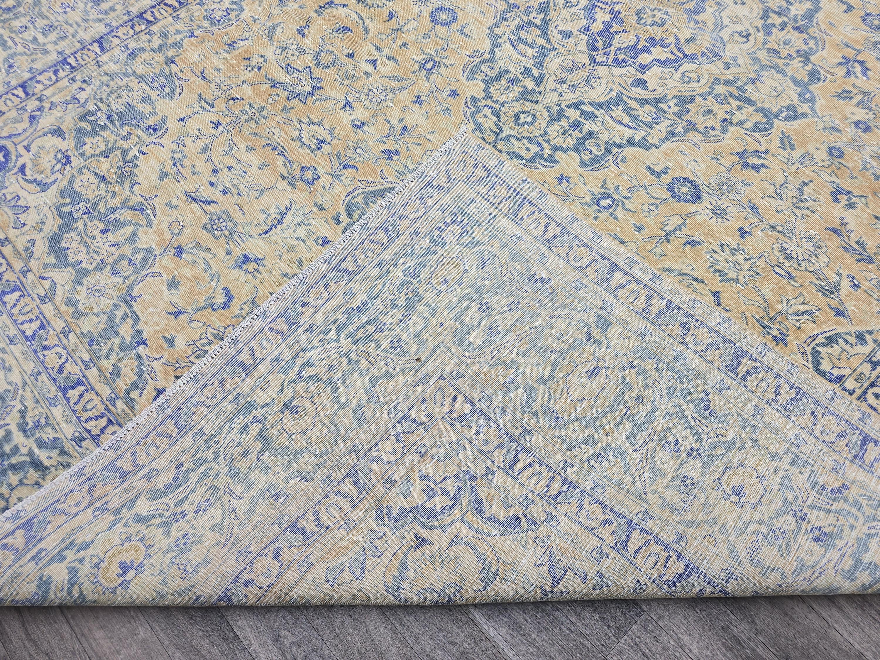 Vintage Handwoven Anatolian Keshan Rug: Cream & Blue Wool Carpet (9.2x12.9 ft)