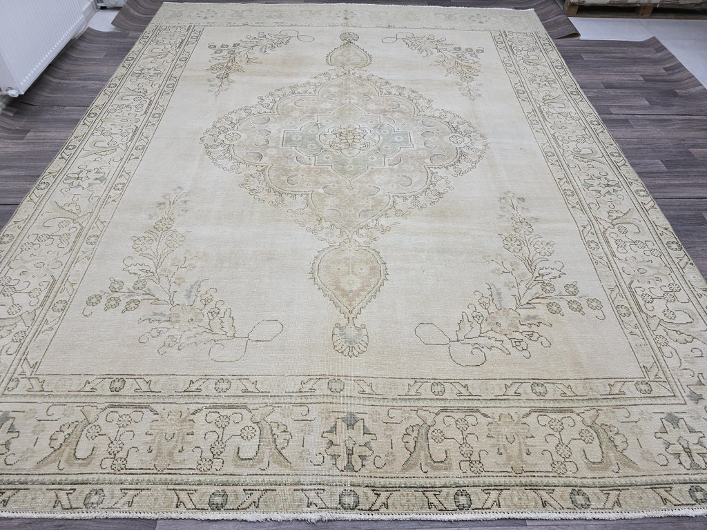 Oversize Oushak Rug (9.5x12.5 ft): Vintage Turkish Wool Medallion Rug