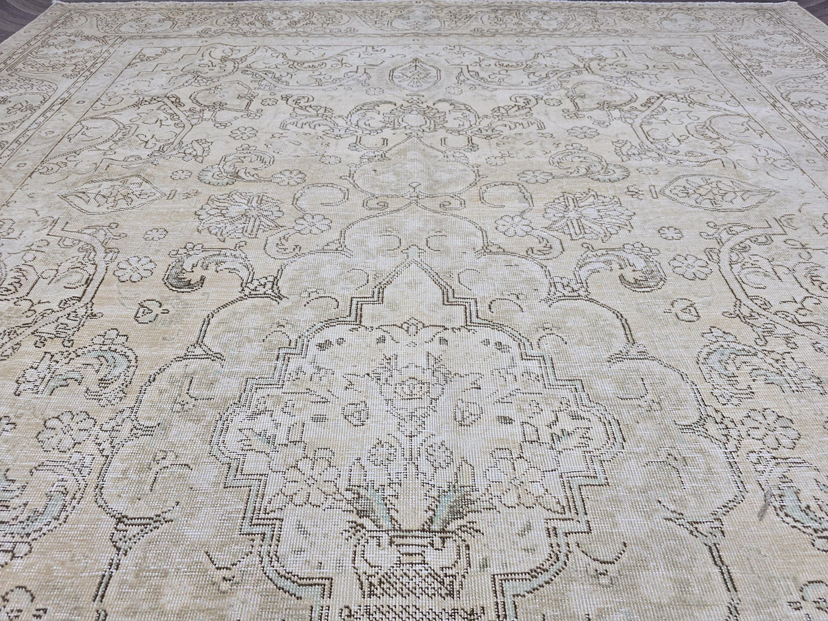 Oversize 10x13 Hand-Knotted Wool Oushak Rug: Vintage Turkish Carpet