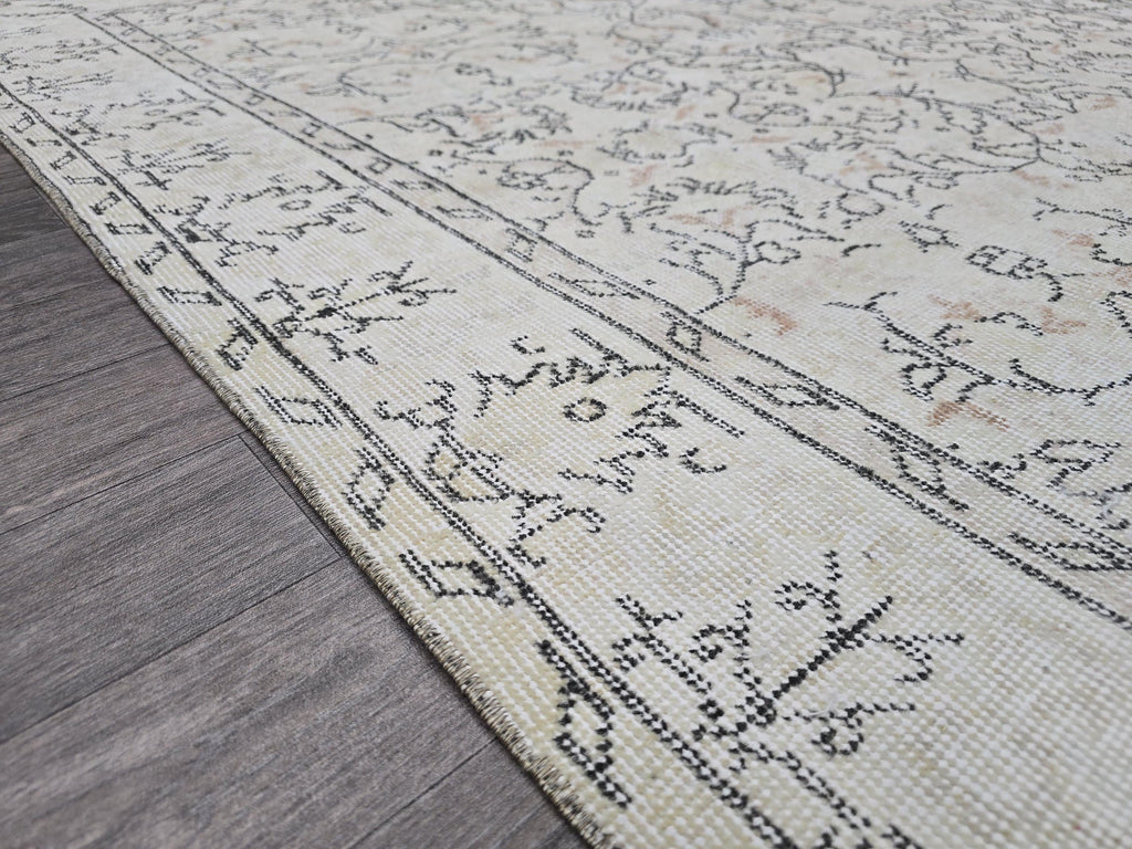 5x9 Vintage Turkish Wool Rug: Hand Knotted Oushak Isparta