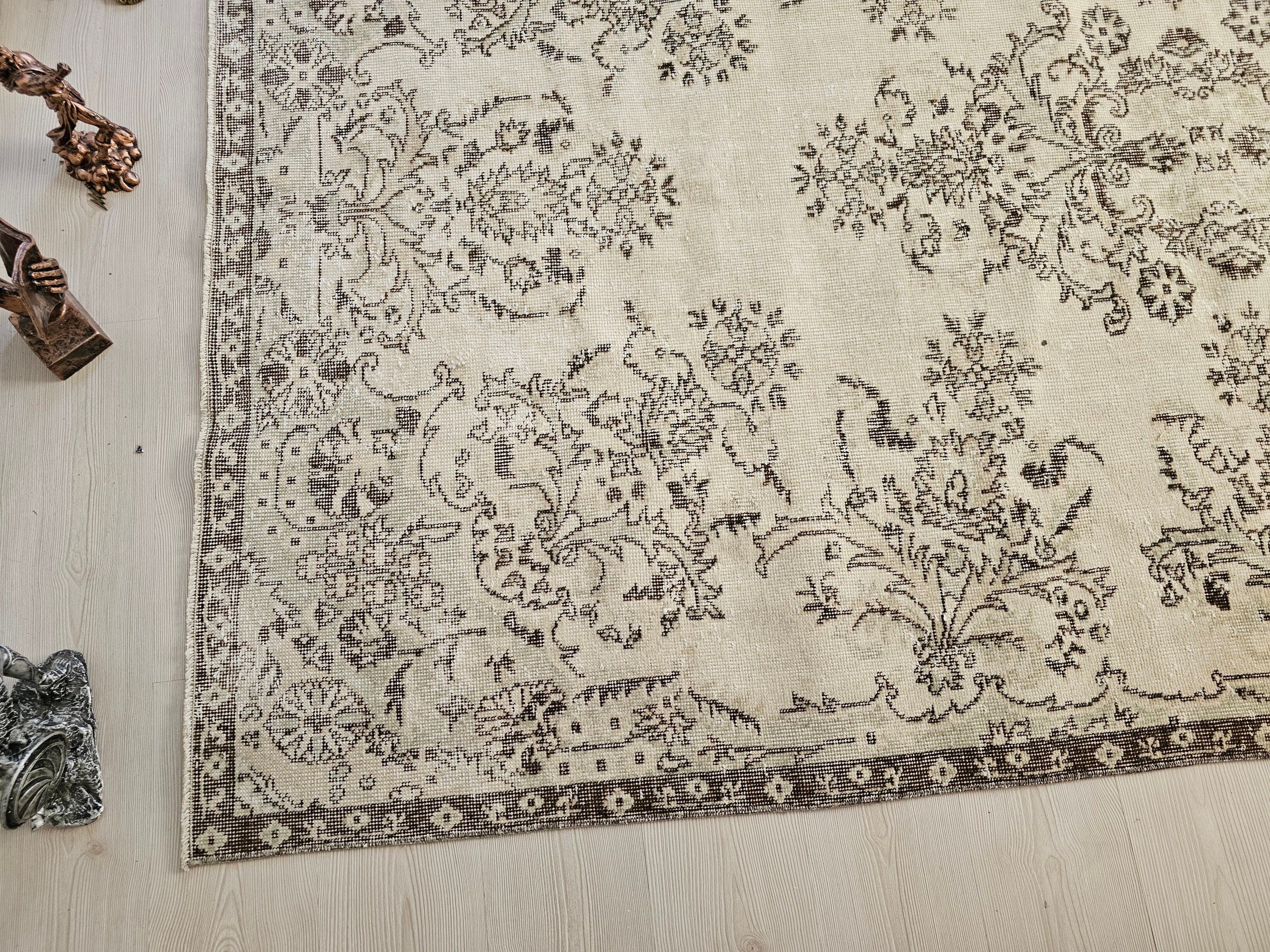 Cream Floral Turkish Rug: 5.75x10 ft Vintage Hand-Knotted Wool Isparta Oushak