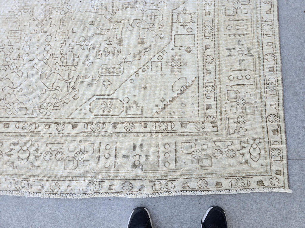 Vintage Rug 8x11, Soft Oatmeal Medallion Turkish Carpet, Faded Neutral Wool Area Rug, Living Room Bedroom Boho Farmhouse