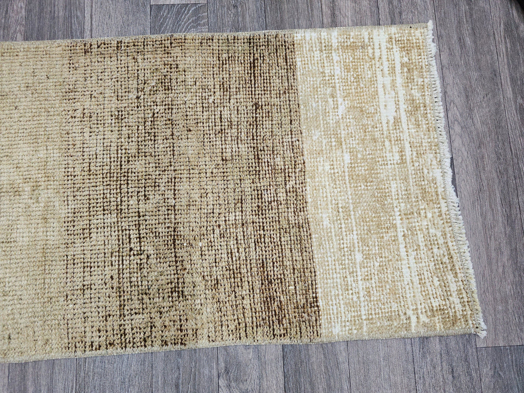 Vintage Oushak Wool Rug: Neutral Turkish Bath Mat (20x35 inches)