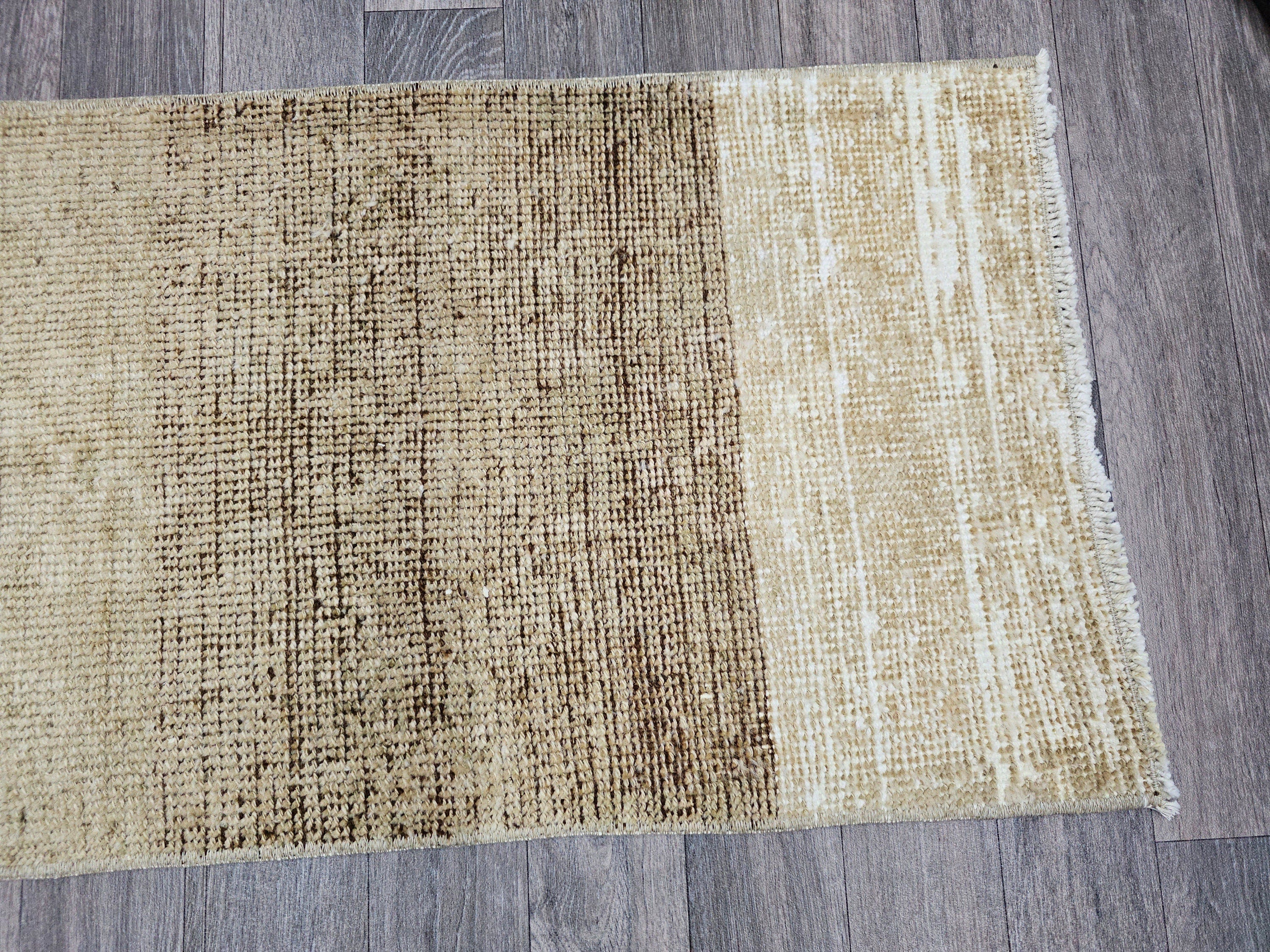 Vintage Oushak Wool Rug: Neutral Turkish Bath Mat (20x35 inches)