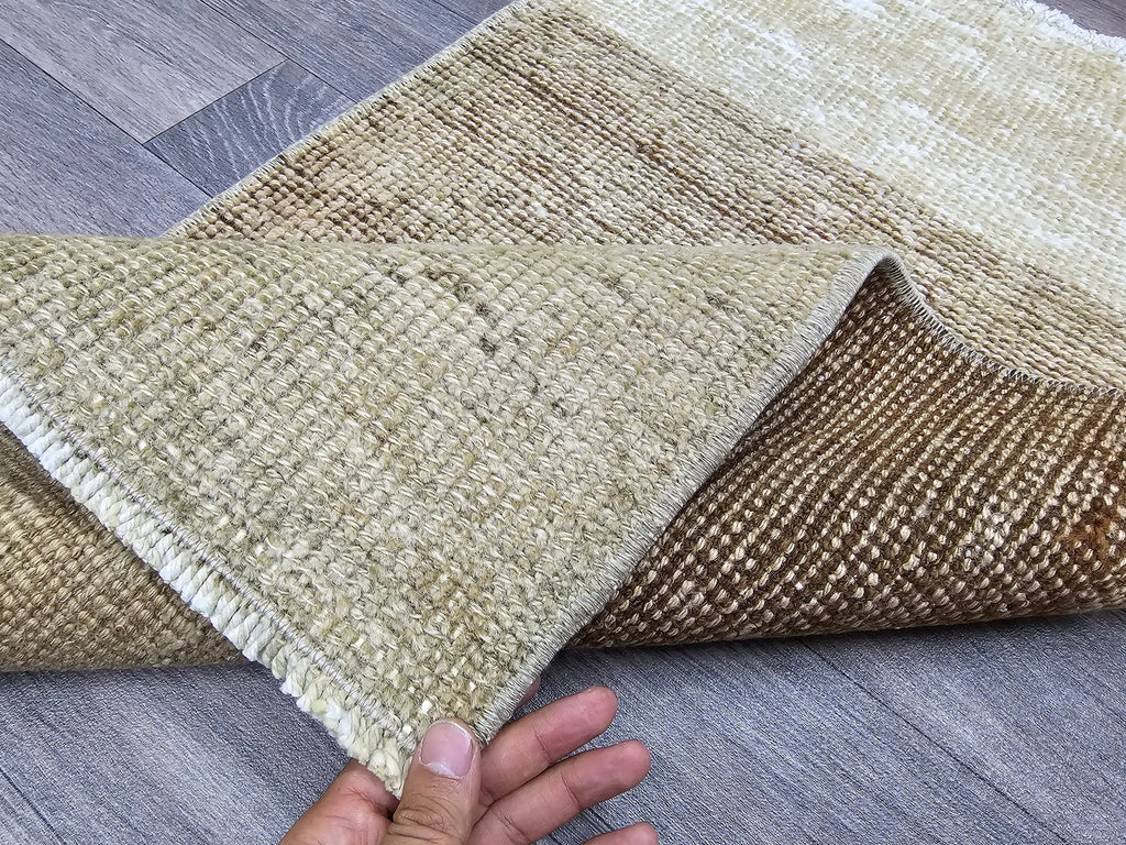 Vintage Oushak Wool Rug: Neutral Turkish Bath Mat (20x35 inches)