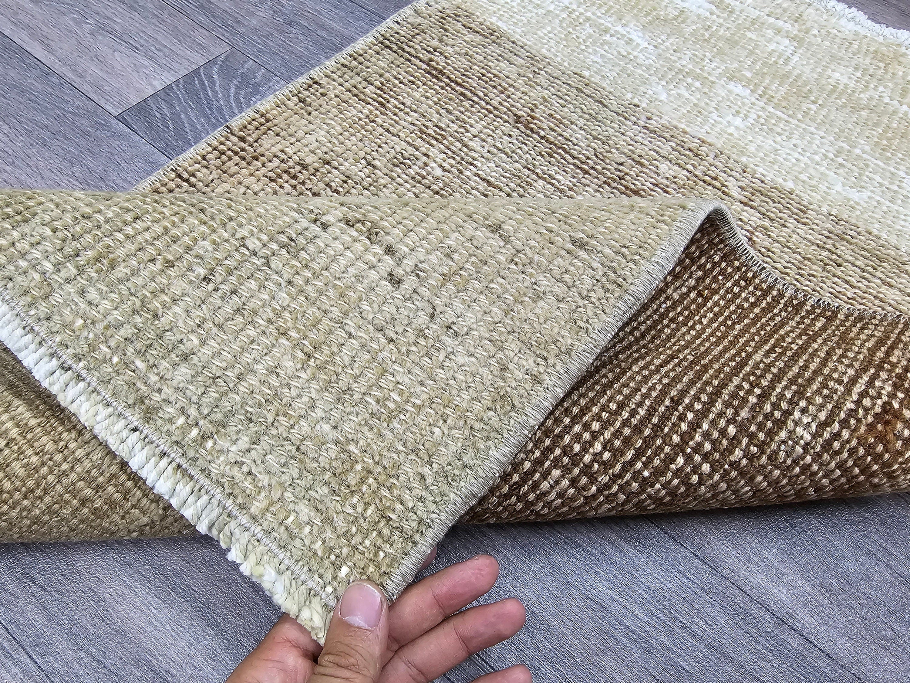Vintage Oushak Wool Rug: Neutral Turkish Bath Mat (20x35 inches)