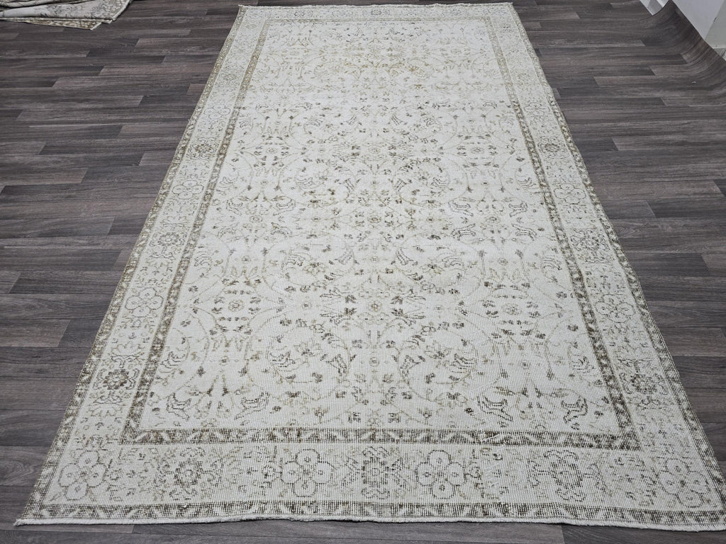 Vintage Turkish Wool Rug: 5.6x9.3 ft, Beige Anatolian Oushak Carpet
