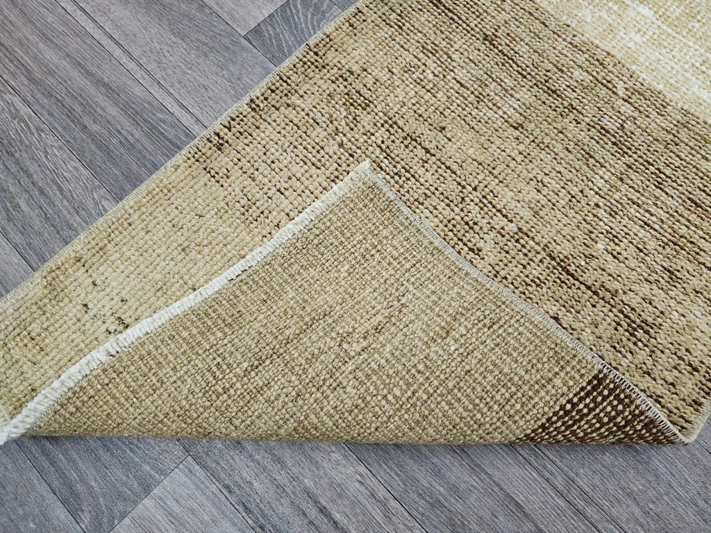 Vintage Oushak Wool Rug: Neutral Turkish Bath Mat (20x35 inches)
