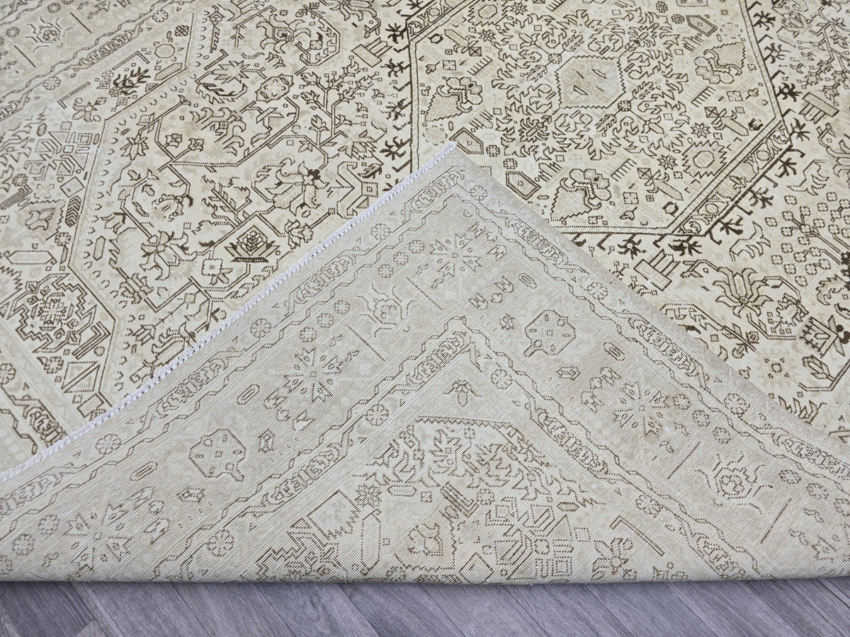 Hand Knotted Wool Rug (8x11 ft): Vintage Heriz Geometric Design