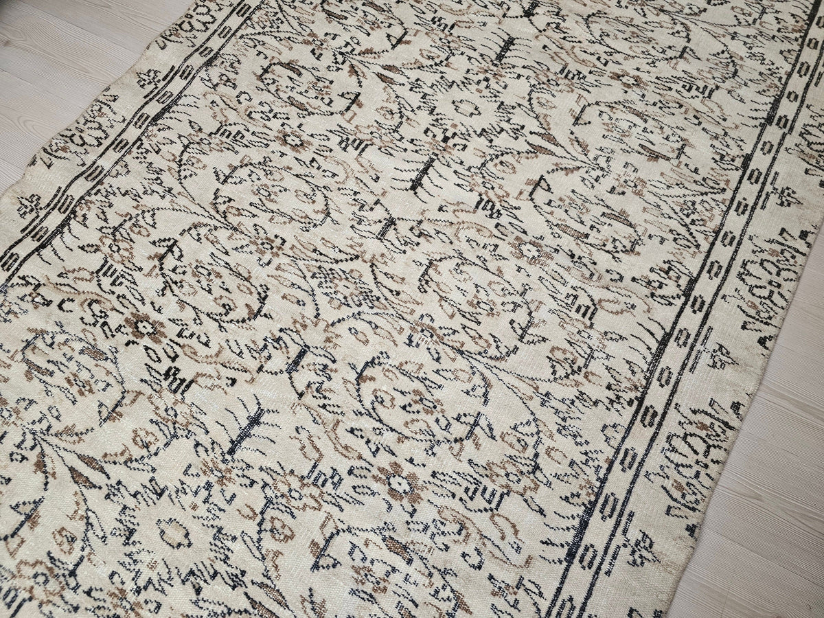 Cream Floral Oushak Rug: 5x9 Vintage Hand-Knotted Turkish Wool