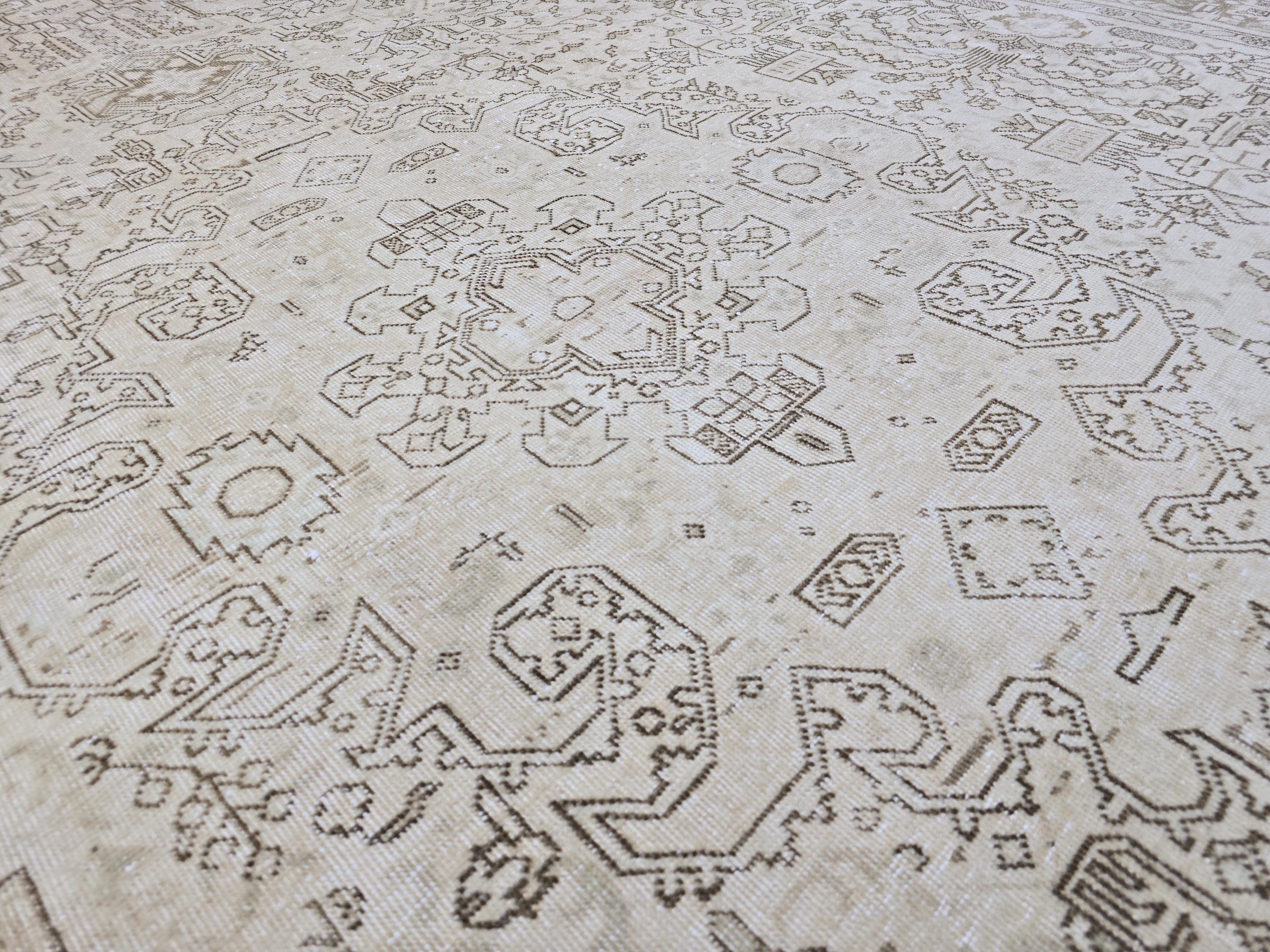 Large Vintage Turkish Oushak Rug: Handwoven Wool, Neutral Cream (9.3x12.4 ft)