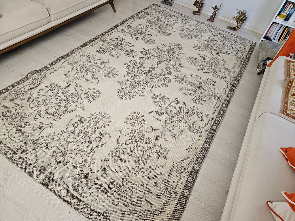 Cream Floral Turkish Rug: 5.75x10 ft Vintage Hand-Knotted Wool Isparta Oushak
